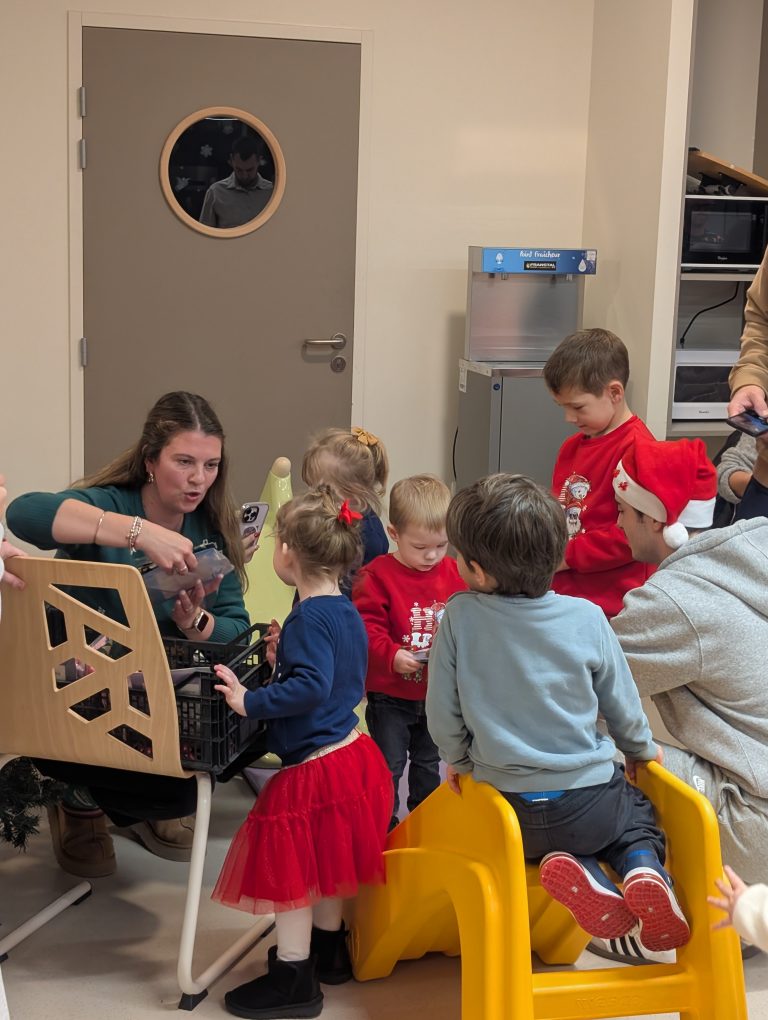Lire la suite à propos de l’article 19 Déc 2025 : c&rsquo;est Noël à la micro crèche des Buissonnets