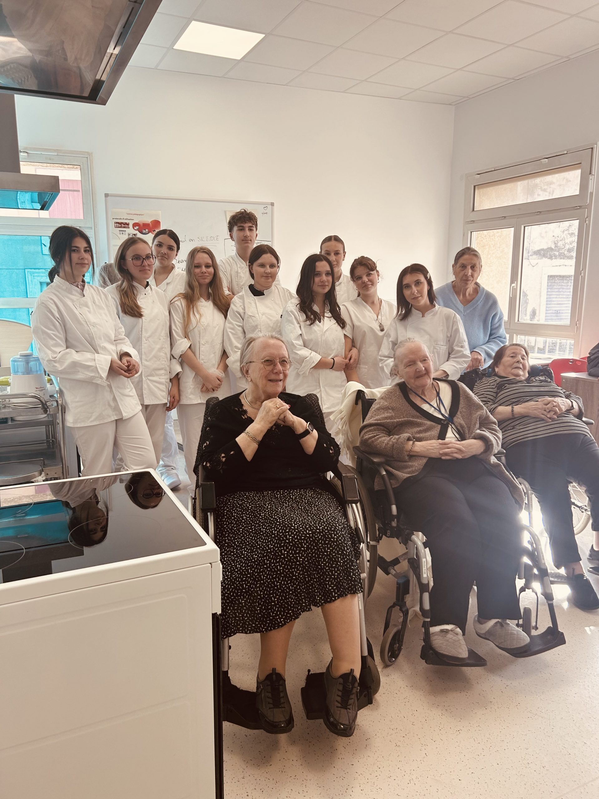 You are currently viewing Les Personnes âgées de l&rsquo;EHPAD de Capestang viennent cuisiner avec les 2nde Pro au lycée