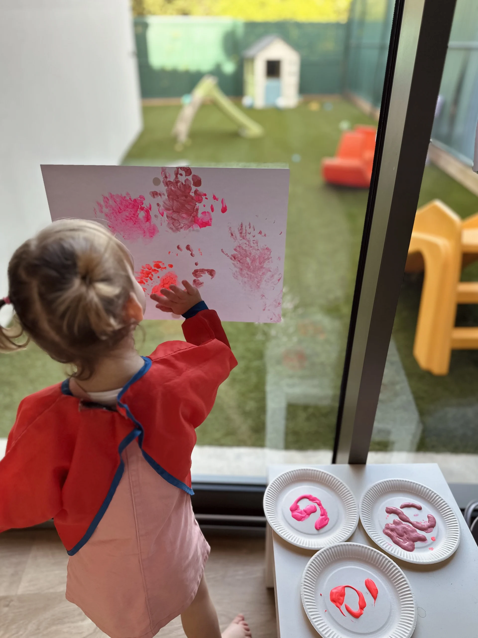 bebe qui peint à la micro creche les buissonnets de capestang