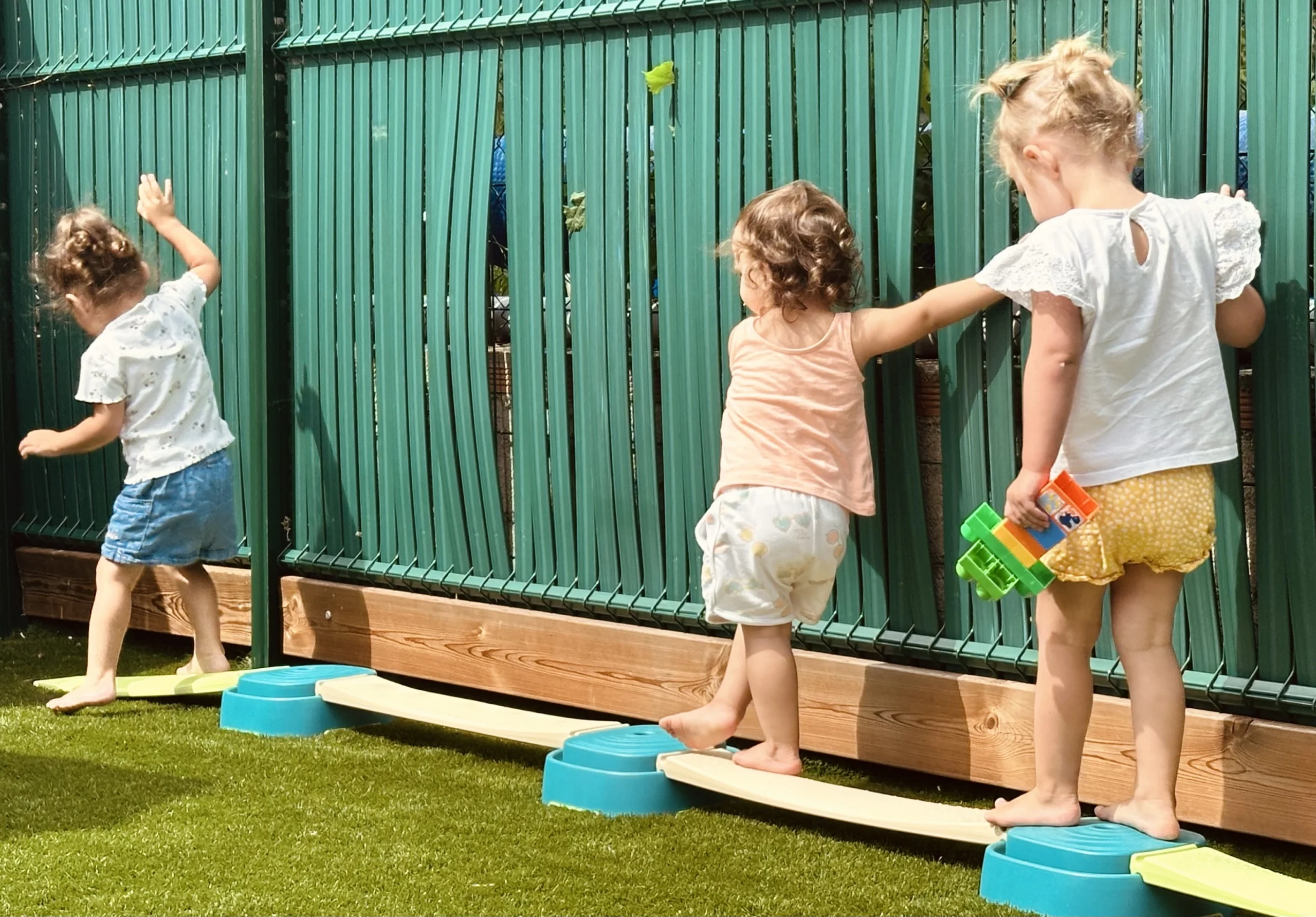 enfant mimi entrain de jouer