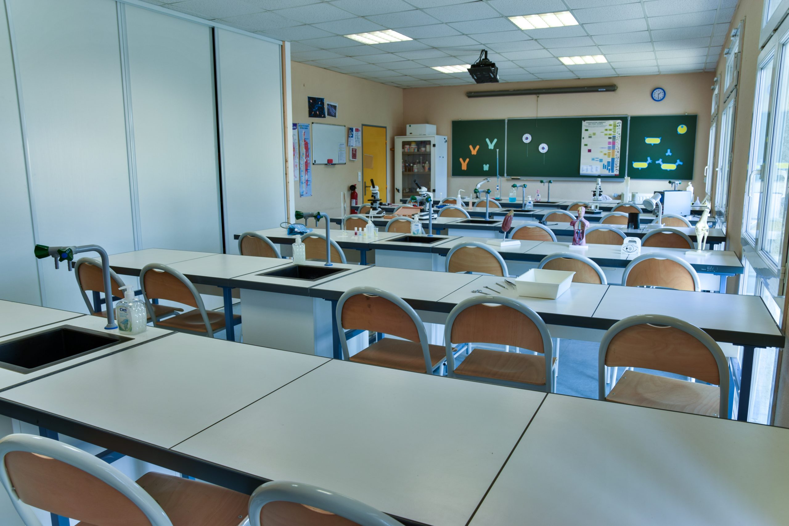 laboratoire du lycée les buissonnets de capestang