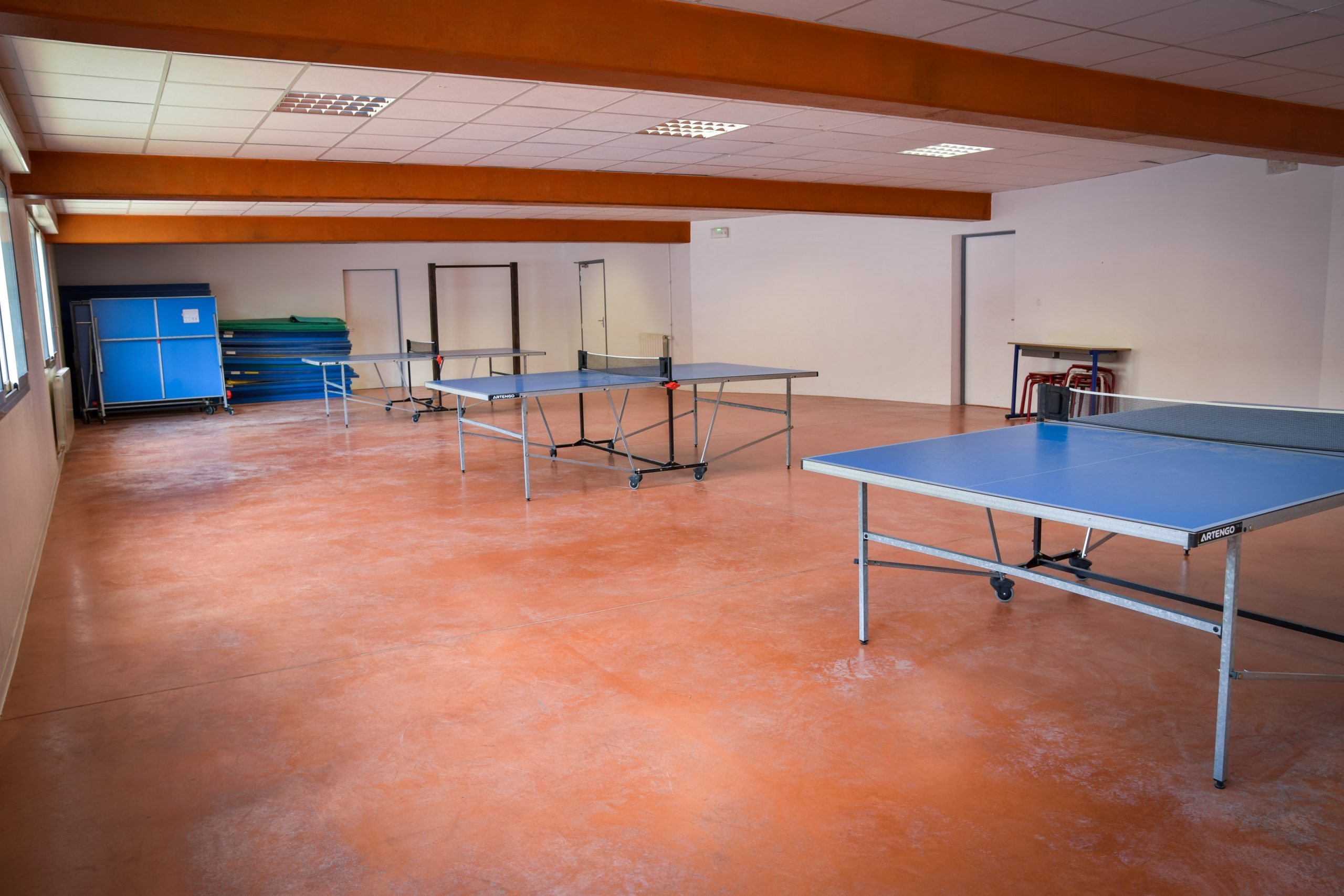 table de ping pong dans le gymnase du lycée les buissonnets de capestang